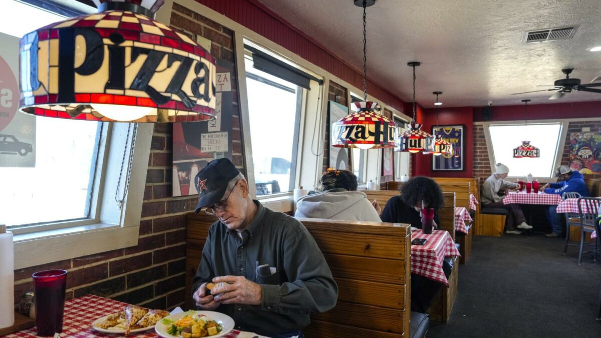 The real reason a Pizza Hut frozen in the 1990s still draws crowds isn’t nostalgia