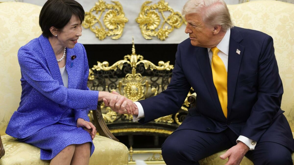 Photo of Trump and Takaichi shaking hands